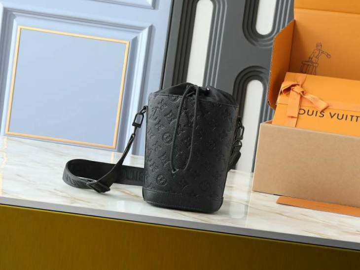 Picture of Louis Vuitton Mens Bags _SKUfw202167881fw